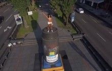 Акцию Femen в Киеве на постаменте Ленину показали с высоты птичьего полета (видео)