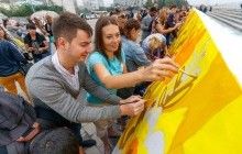 В Днепре ко Дню Государственного флага создали самое большое в стране знамя с петриковским орнаментом (фото)