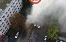 В Киеве прорвало трубу с горячей водой - "гейзер" бьет выше 4 этажа (фото, видео)