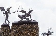 Чорти й відрубані кінцівки: під Мінськом бізнесмен звів будинок, який відлякує сусідів (фото)