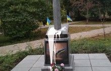 Пам'ятник героям АТО у вигляді меча, що встромлений в карту Росії, облили фарбою (фото)