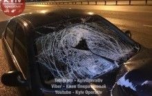 У Києві за 100 метрів від пішохідного переходу авто збило жінку (фото, відео)