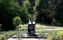 Вандали двічі атакували пам'ятник воїнам АТО в Києві у вигляді встромленого в карту Росії меча (фоторепортаж)