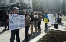 Посольство Росії в Києві пікетували на підтримку Сенцова і Кольченка (фоторепортаж)