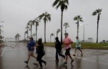 Есть первые жертвы урагана в Техасе, уже более 200 тысяч дома без света