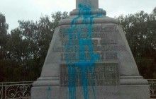 У Полтаві невідомі облили фарбою пам’ятник царю Петру І та хрест на могилі російських воїнів (фото)