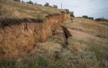 У прірву впали стовпи й дорога: масштабний зсув ґрунту під Одесою показали з висоти пташиного польоту (фото, відео)