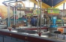 На рынке оккупированной Керчи люди в форме изымают украинские продукты (фото)