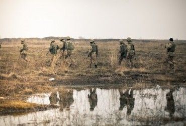 Плавиться метал та горить земля: Міноборони України показало відео з позицій ЗСУ під Бахмутом