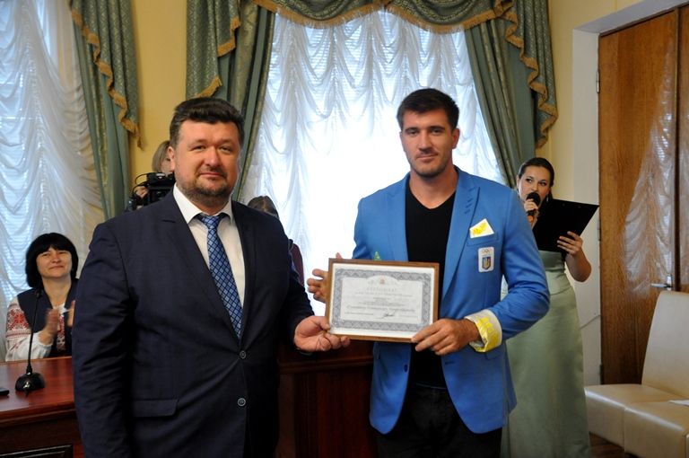 Сертифікат вручив заступник голови облдержадміністрації Ярослав Лагута / фото oda.zt.gov.ua Сертифікат вручив заступник голови облдержадміністрації Ярослав Лагута / фото oda.zt.gov.ua