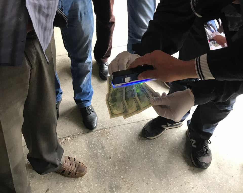Чиновник оценил свои услуги в 500 долларов США / фото zt.npu.gov.ua Чиновник оценил свои услуги в 500 долларов США / фото zt.npu.gov.ua