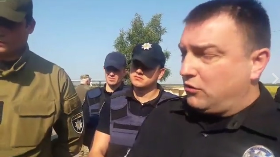 Через некоторое время полицейские позволили активистам ехать дальше / Скриншот Через некоторое время полицейские позволили активистам ехать дальше / Скриншот