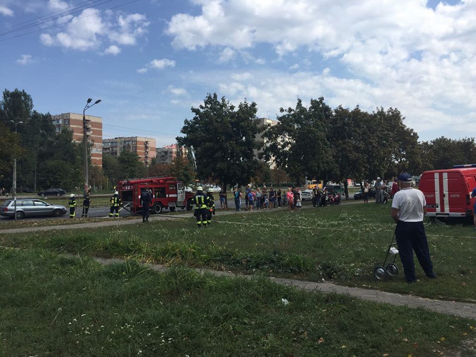 Наразі невідомі причини займання / фото facebook.com/DSNSKyiv Наразі невідомі причини займання / фото facebook.com/DSNSKyiv