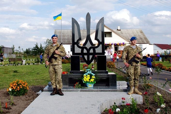 Памятник установили за средства местной общины / oda.zt.gov.ua Памятник установили за средства местной общины / oda.zt.gov.ua