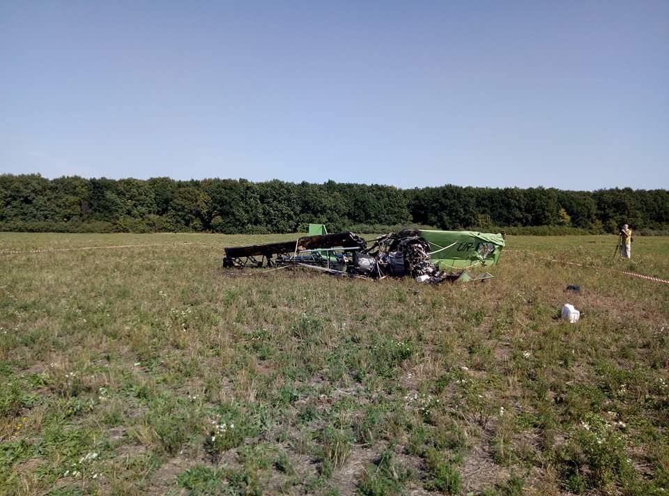 Причини падіння машини з'ясовуються / фото tsn.ua Причини падіння машини з'ясовуються / фото tsn.ua