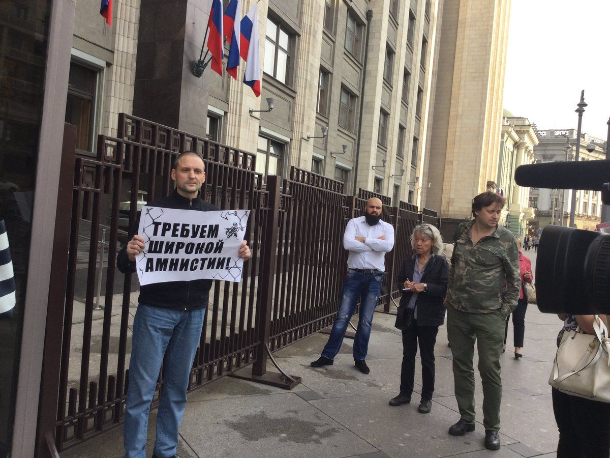 Удальцова затримали біля будівлі Держдуми / фото twitter.com/s_udaltsov Удальцова затримали біля будівлі Держдуми / фото twitter.com/s_udaltsov