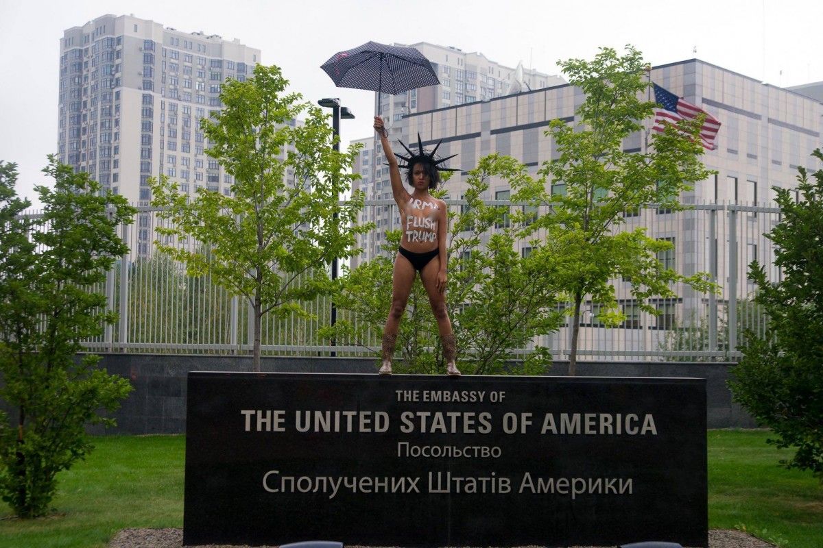 Акція FEMEN біля будівлі посольства США в Києві / фото facebook.com/femenukraine Акція FEMEN біля будівлі посольства США в Києві / фото facebook.com/femenukraine
