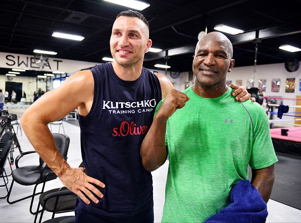Кличко і Холіфілд / boxingscene.com Кличко і Холіфілд / boxingscene.com