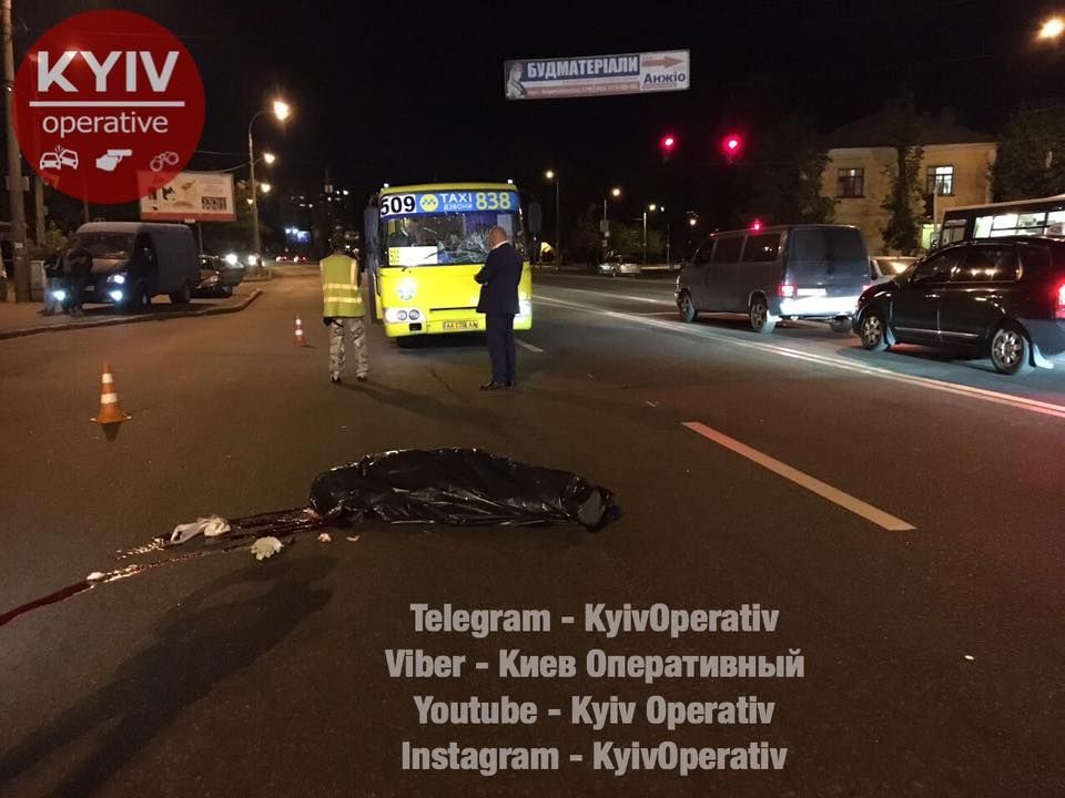 Чоловік перебігав дорогу в недозволеному місці / фото facebook.com/KyivOperativ Чоловік перебігав дорогу в недозволеному місці / фото facebook.com/KyivOperativ