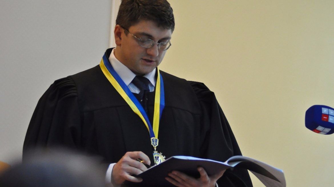 Суд постановил задержать скандального судью / Фото: vesti-ukr.com / С. Харченко Суд постановил задержать скандального судью / Фото: vesti-ukr.com / С. Харченко