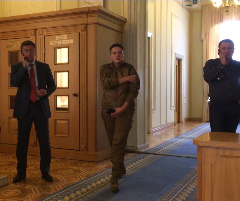 Савченко пришла в Раду в одежде цвета хаки / фото twitter.com/VasylKrutchak