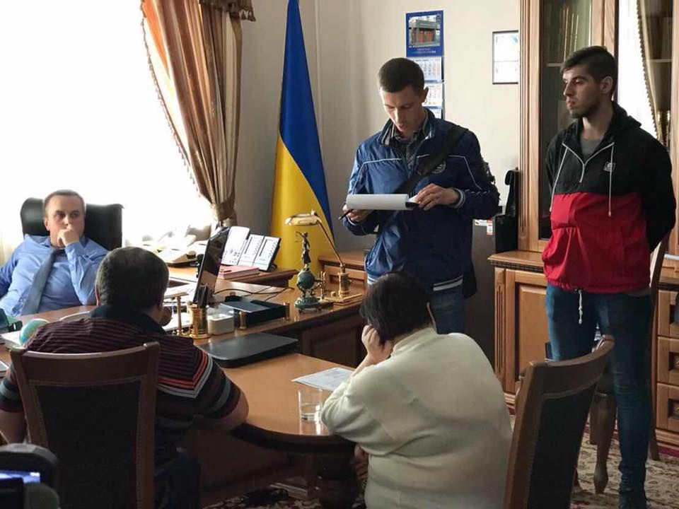 Холодницькому хотіли дати хабар / фото facebook.com/LlutsenkoYuri Холодницькому хотіли дати хабар / фото facebook.com/LlutsenkoYuri