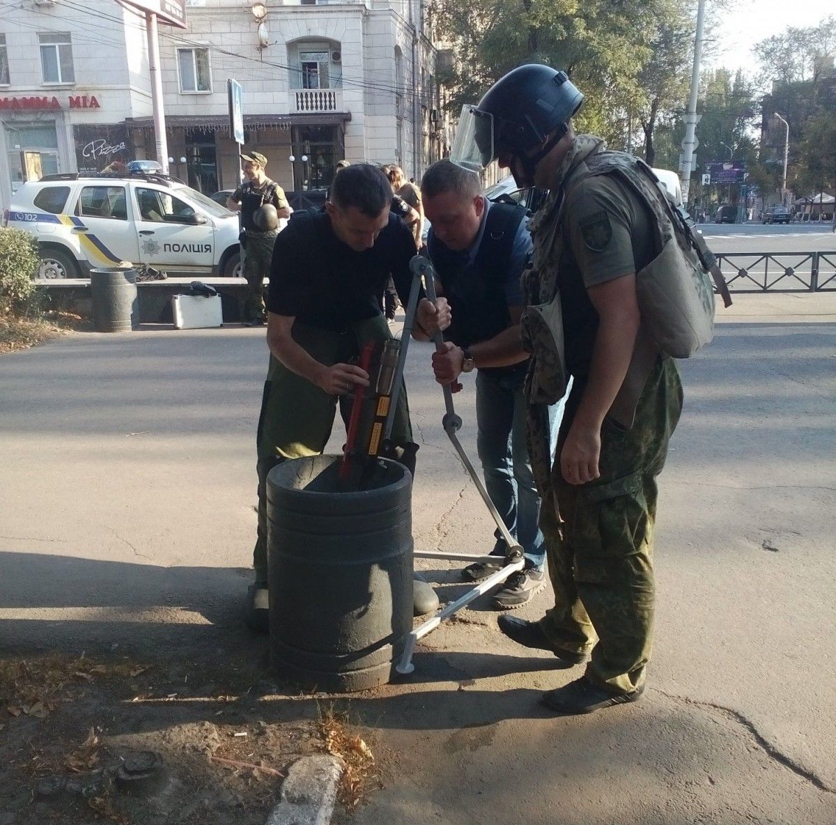 Взрывное устройство заметили в помойке / фото ГСЧС Взрывное устройство заметили в помойке / фото ГСЧС
