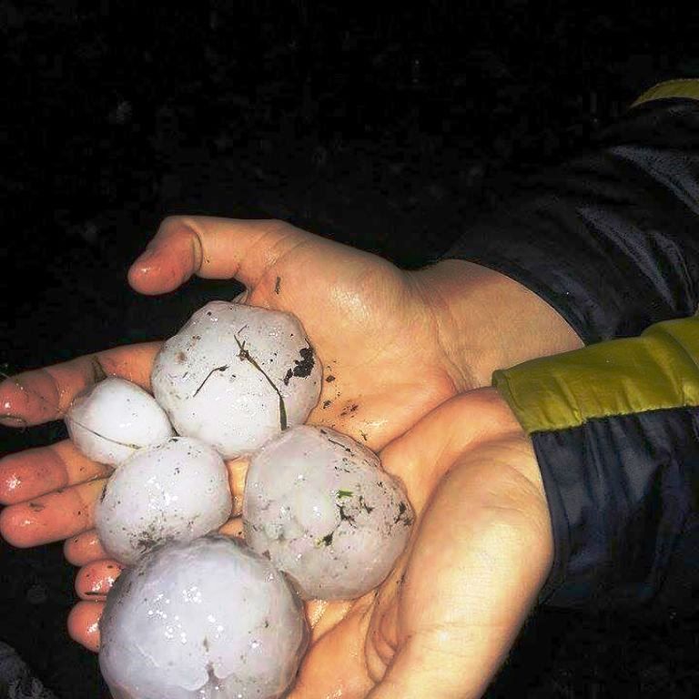 Град, выпавший на Житомирщине / фото ГСЧС Украины в Житомирской области Град, выпавший на Житомирщине / фото ГСЧС Украины в Житомирской области
