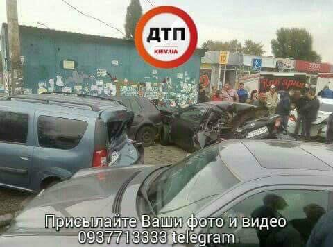 В результате ДТП разбито 6 автомобилей / фото dtp.kiev.ua В результате ДТП разбито 6 автомобилей / фото dtp.kiev.ua