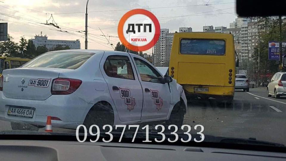 Утворився величезний затор / фото facebook.com/dtp.kiev.ua Утворився величезний затор / фото facebook.com/dtp.kiev.ua