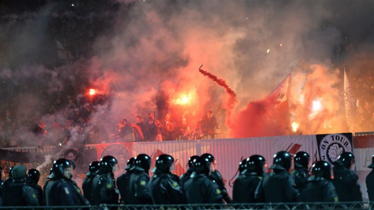 На матчі чемпіонату Росії відбулися зіткнення поліції і фанатів / yarreg.ru На матчі чемпіонату Росії відбулися зіткнення поліції і фанатів / yarreg.ru