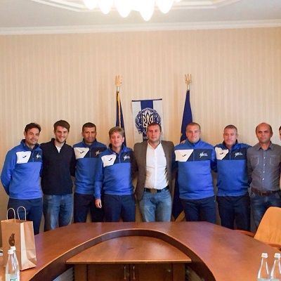 Іспанські футболісти подякували очільнику Тернопільщини / фото УНІАН Іспанські футболісти подякували очільнику Тернопільщини / фото УНІАН