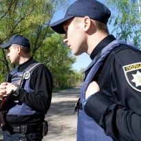 В Сумах нетрезвый мужчина собирался спрыгнуть с моста из-за ссоры с братом (видео)