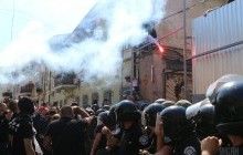 В центрі Одеси мітингувальники самотужки зносять будівлю біля унікального будинку-стіни, є постраждалі (фоторепортаж)