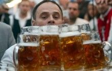 У Баварії кельнер приніс за раз 29 келихів пива і встановив світовий рекорд (фото, відео)