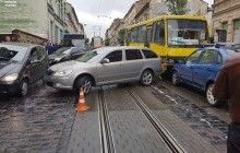 У Львові маршрутка розбила п'ять авто через відмову гальм (фото, відео)
