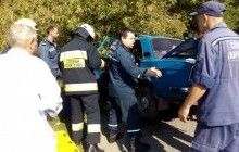 У Дніпрі автомобіль врізався у дерево, постраждалих довелось вирізати із понівеченої автівки