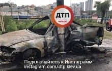 У Києві сталася "вогняна" ДТП: авто врізалося у стовп і вибухнуло (фото, відео)