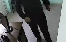 На Тернопільщині розшукують чоловіка, який у банку в шахрайський спосіб викрав понад 2 тис. доларів