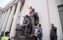 Оголений "сюрприз" для депутатів: біля Ради активістка Femen організувала "1 вересня у школі корупції" (фото, відео)