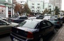 Владельцы авто на еврономерах заблокировали улицу Грушевского (видео)