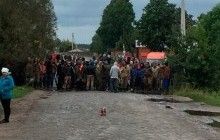 На Рівненщині бурштинокопачі кидали в поліцейських каміння: їм відповіли гумовими кулями і сльозогінним газом