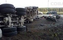 У Росії вантажівка розчавила два авто: вісім людей загинуло (відео)