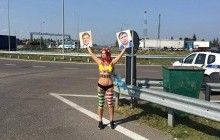 Зустрічати Саакашвілі прийшла учасниця Femen: влаштувала голу акцію і кинулася тікати через кордон (відео)
