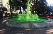 У Києві на Контрактовій площі воду у фонтані пофарбували в яскраво-зелений колір (фото, відео)