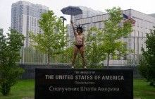 Гологруда активістка Femen закликала ураган "Ірма" змити Трампа в унітаз (фото)