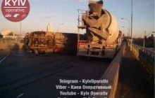 У Києві на Оболоні зіткнулися дві вантажівки: рух повністю перекрито (фото)