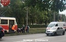 В Киеве человек попал под трамвай (фото)