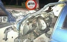 У Києві на швидкості ВАЗ влетів в автомобіль дорожньої служби, є троє постраждалих