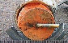 На Миколаївщині чоловік на мотоциклі вивозив з військового полігону частини авіаракет (фото, відео)